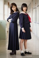 年末年始の人気画像4位は「『マジすか学園4』さくら＆ぱるるのW主演より、左から島崎遥香、宮脇咲良。（c）「マジすか学園」製作委員会