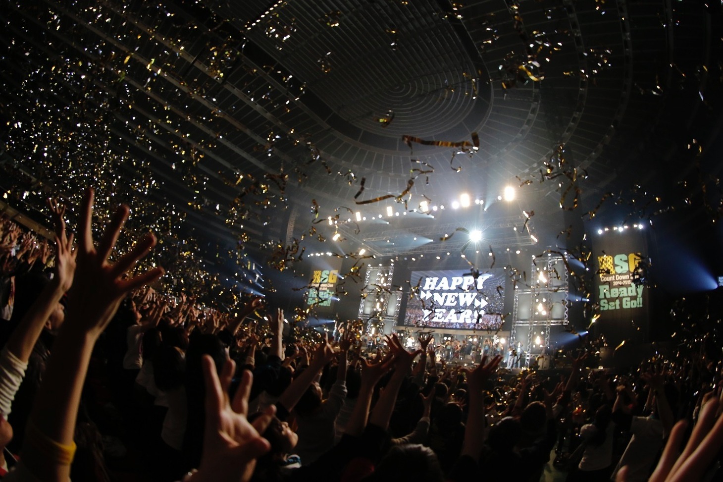 「Ready Set Go!! Count Down Live 2014→2015」大阪・大阪城ホール公演の様子。（Photo by KAMIISAKA HAJIME）