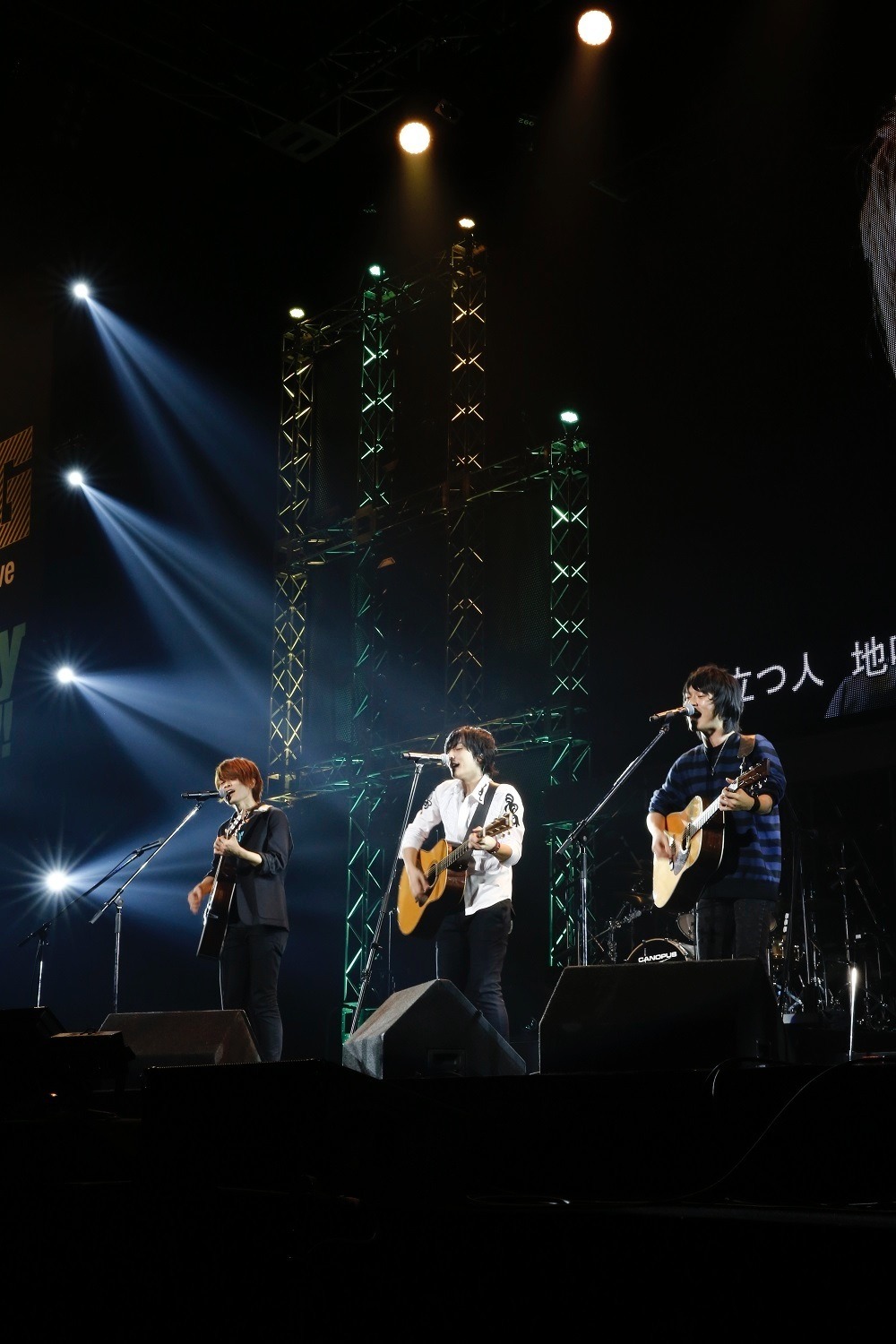 杉本雄治、山村隆太、光村龍哉による「ありがとう」のカバーセッションの様子。（Photo by KAMIISAKA HAJIME）