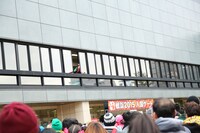 開演前に2階から顔を出す安藤ゆず。