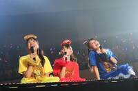 「幕張HOLLYWOOD」の告知ムービーに驚く伊藤千由李、秋本帆華、咲良菜緒。