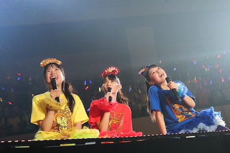 「幕張HOLLYWOOD」の告知ムービーに驚く伊藤千由李、秋本帆華、咲良菜緒。