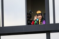 開演前に2階から顔を出す伊藤千由李。