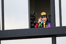 開演前に2階から顔を出す伊藤千由李。