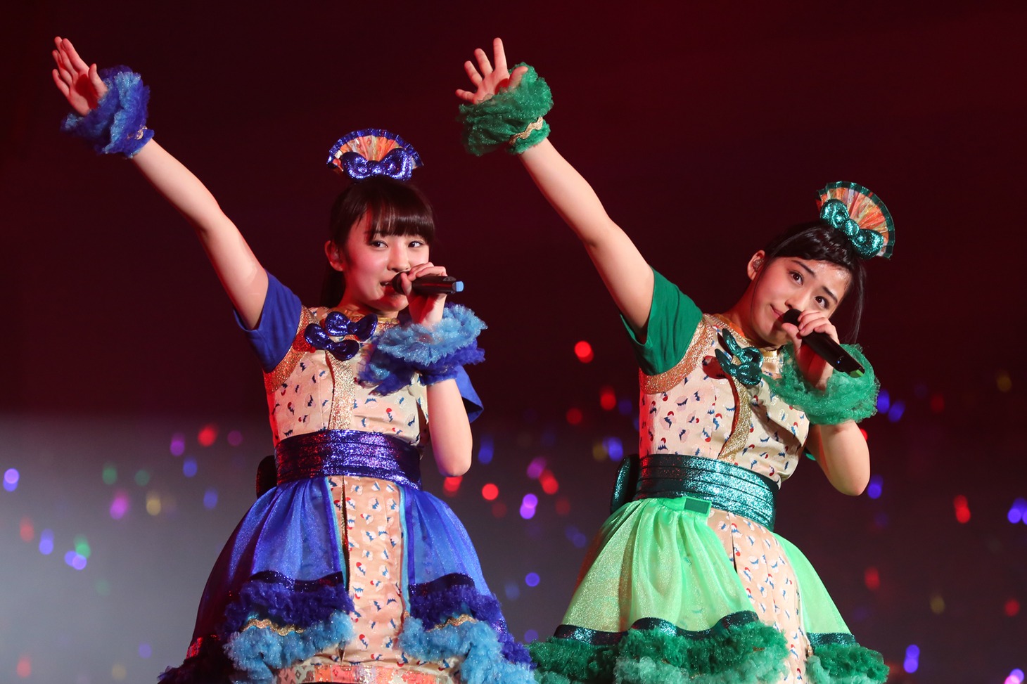 左から咲良菜緒、坂本遥奈。