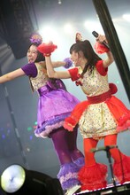 左から大黒柚姫、秋本帆華。