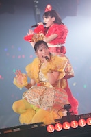 左から伊藤千由李、秋本帆華。