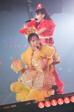 左から伊藤千由李、秋本帆華。