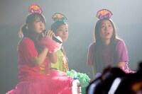 「幕張HOLLYWOOD」の告知ムービーに驚く安藤ゆず、坂本遥奈、大黒柚姫。