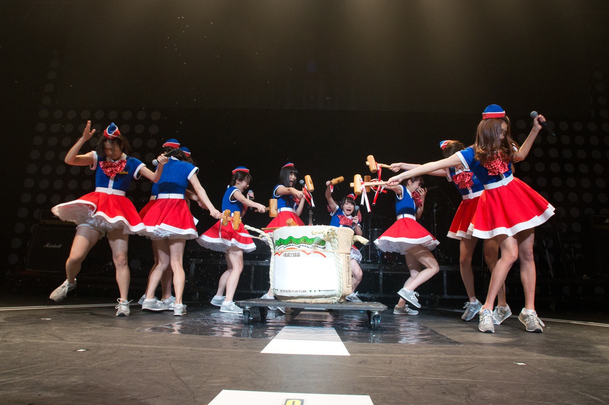 鏡割りをするPASSPO☆。