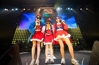 はっちゃけ隊と奥仲麻琴による「気分はサイコー！サイコー！サイコー」の様子。