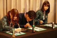 書き初めに挑戦するK（写真中央）と乃木坂46の松村沙友理、深川麻衣。