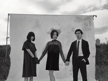 BOMI「月曜のメランコリー」キービジュアル。左から津野米咲、BOMI、ハマ・オカモト。