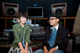 BS11「ミュージック☆ロード」でMCを務めるブラザートム（右）とアシスタントMCの佐藤栞里。