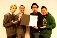 涙活公認アーティストの任命証書を受け取ったシクラメンの桃紅茶（左）と、右から肉だんご、DEppa。