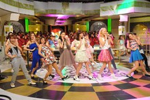 「Follow me」を歌い登場したE-girls。 (c)TBS