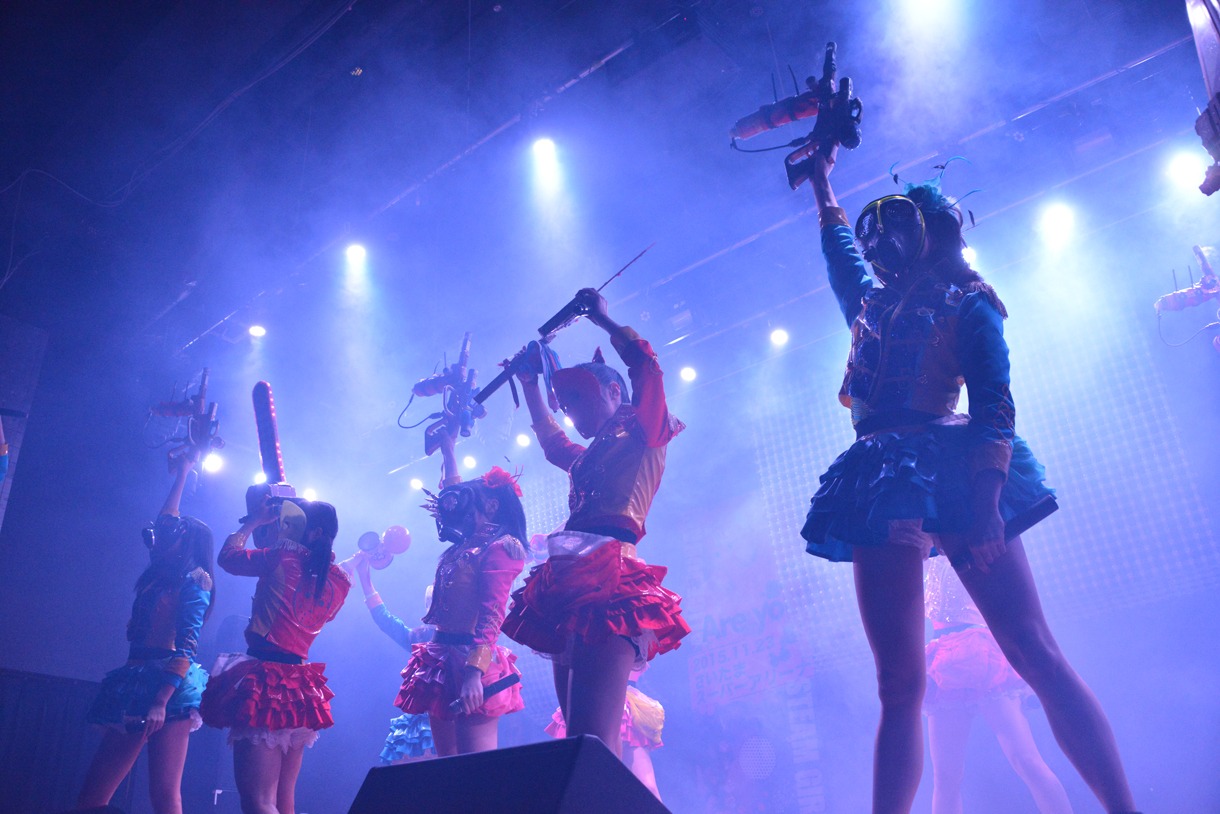 仮面女子によるライブの様子。