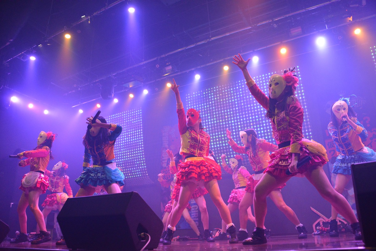 仮面女子によるライブの様子。