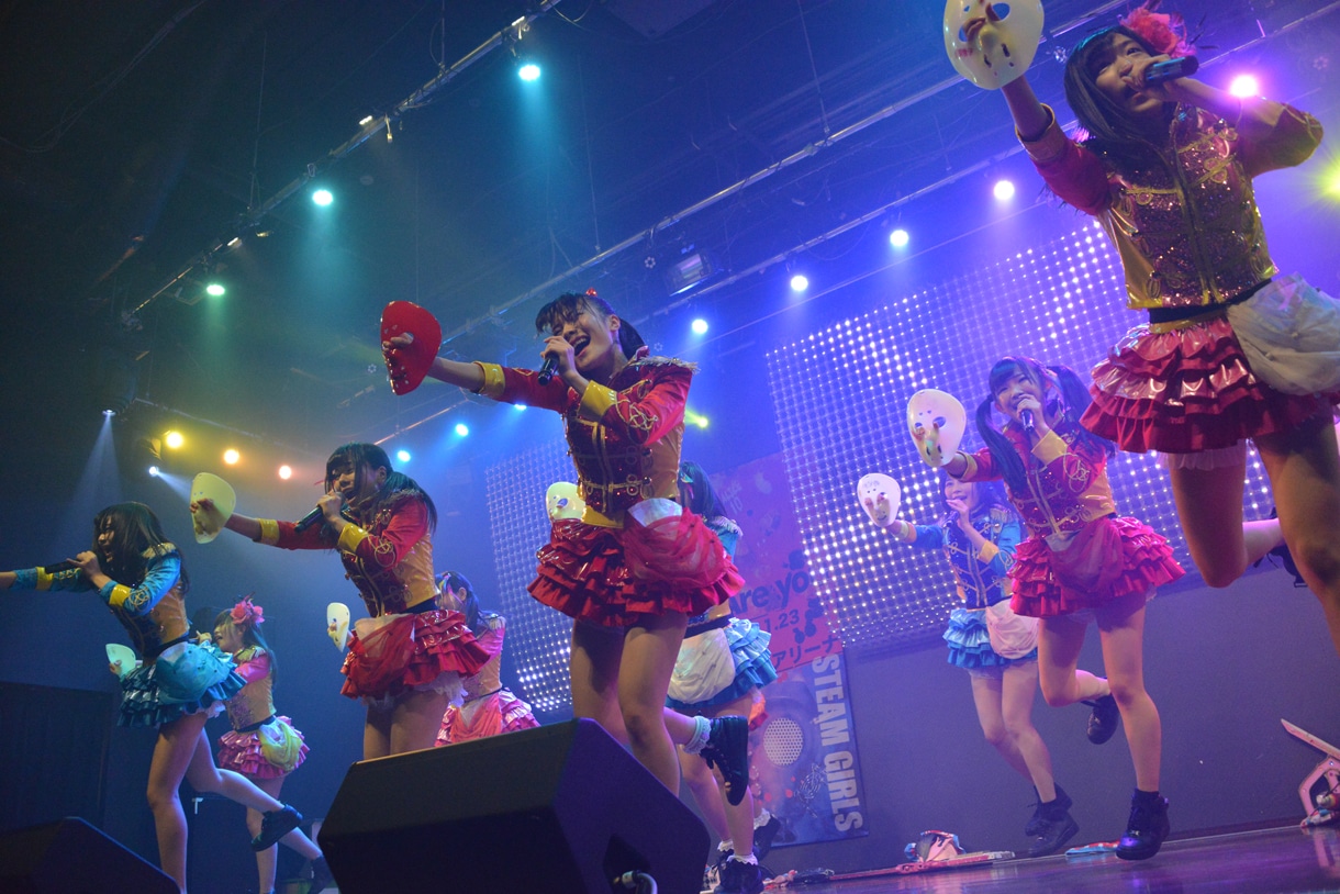仮面女子によるライブの様子。