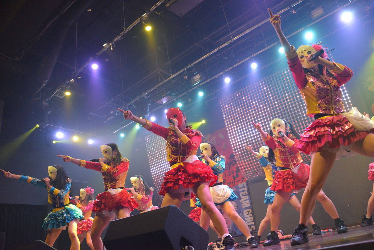 仮面女子によるライブの様子。