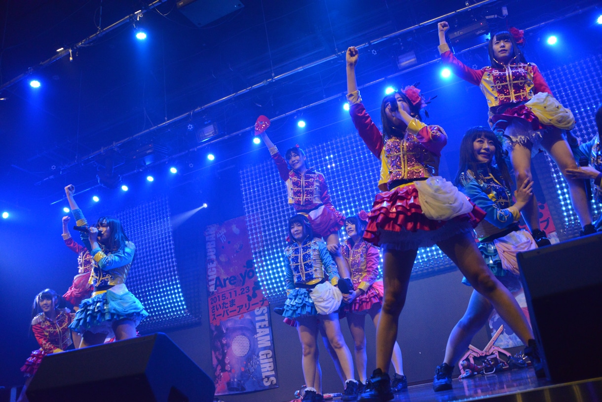 仮面女子によるライブの様子。