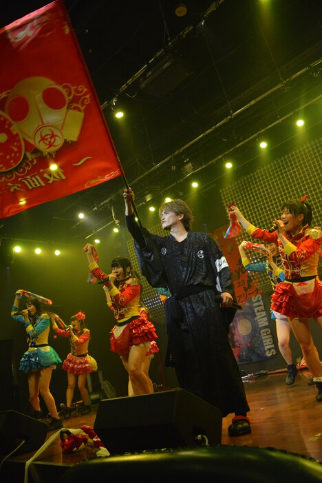 仮面女子のライブ中に旗を持って登場した諸星和己。