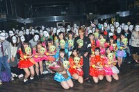 記念撮影する仮面女子、諸星和己。