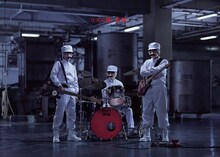 味噌工場に赴いた味噌汁'sのメンバー。