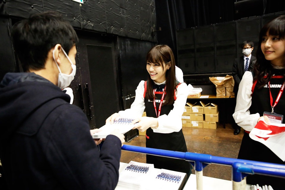新星堂チームの西野七瀬（中央）と斎藤ちはる（右）。