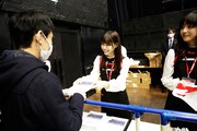 新星堂チームの西野七瀬(中央)と斎藤ちはる(右)。