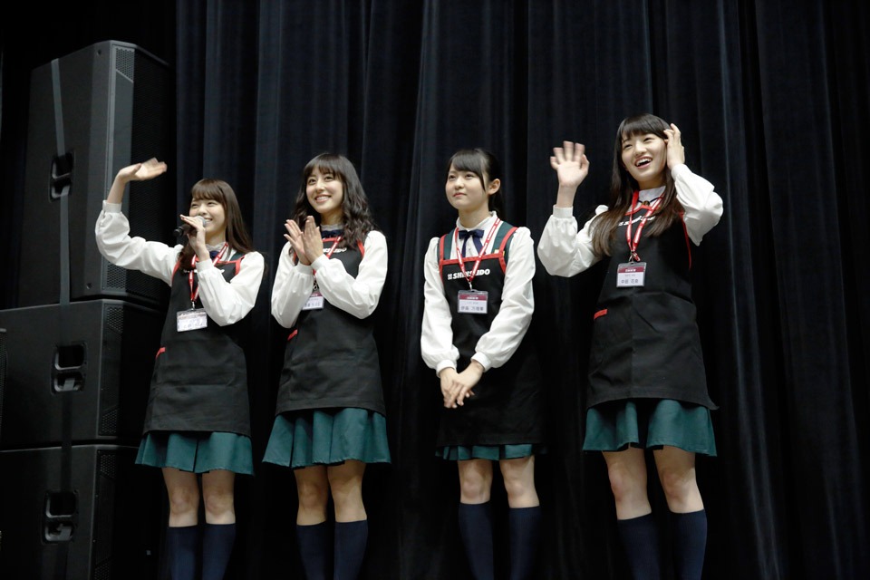 優勝を勝ち取った新星堂チーム。左から西野七瀬、斎藤ちはる、伊藤万理華、中田花奈。