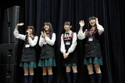 優勝を勝ち取った新星堂チーム。左から西野七瀬、斎藤ちはる、伊藤万理華、中田花奈。