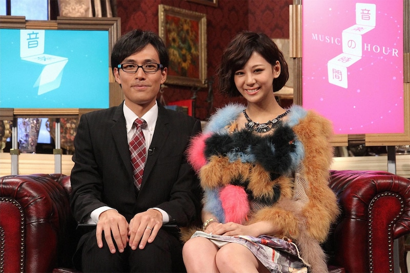 「音楽の時間~MUSIC HOUR~」のMCを務める福井慶仁と西内まりや。(c)フジテレビ