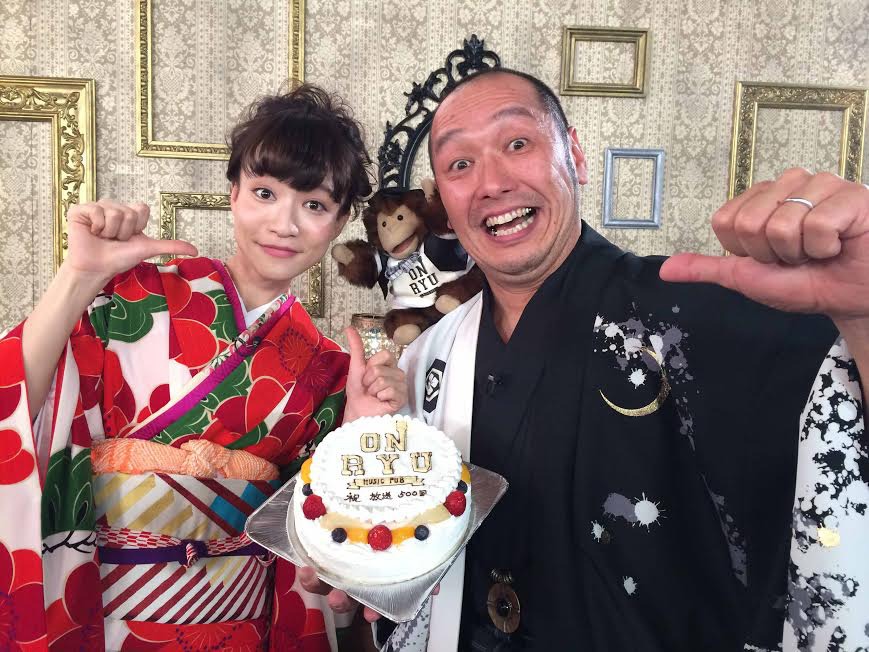 「音流 ～On Ryu～」放送500回記念の収録に和装で臨んだMCの2人。左からタカハシマイ（Czecho No Republic）、坂詰克彦（怒髪天）。