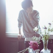 米津玄師、花の壁を表現した幻想的なPV公開