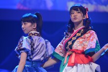 左から真山りか、星名美怜。