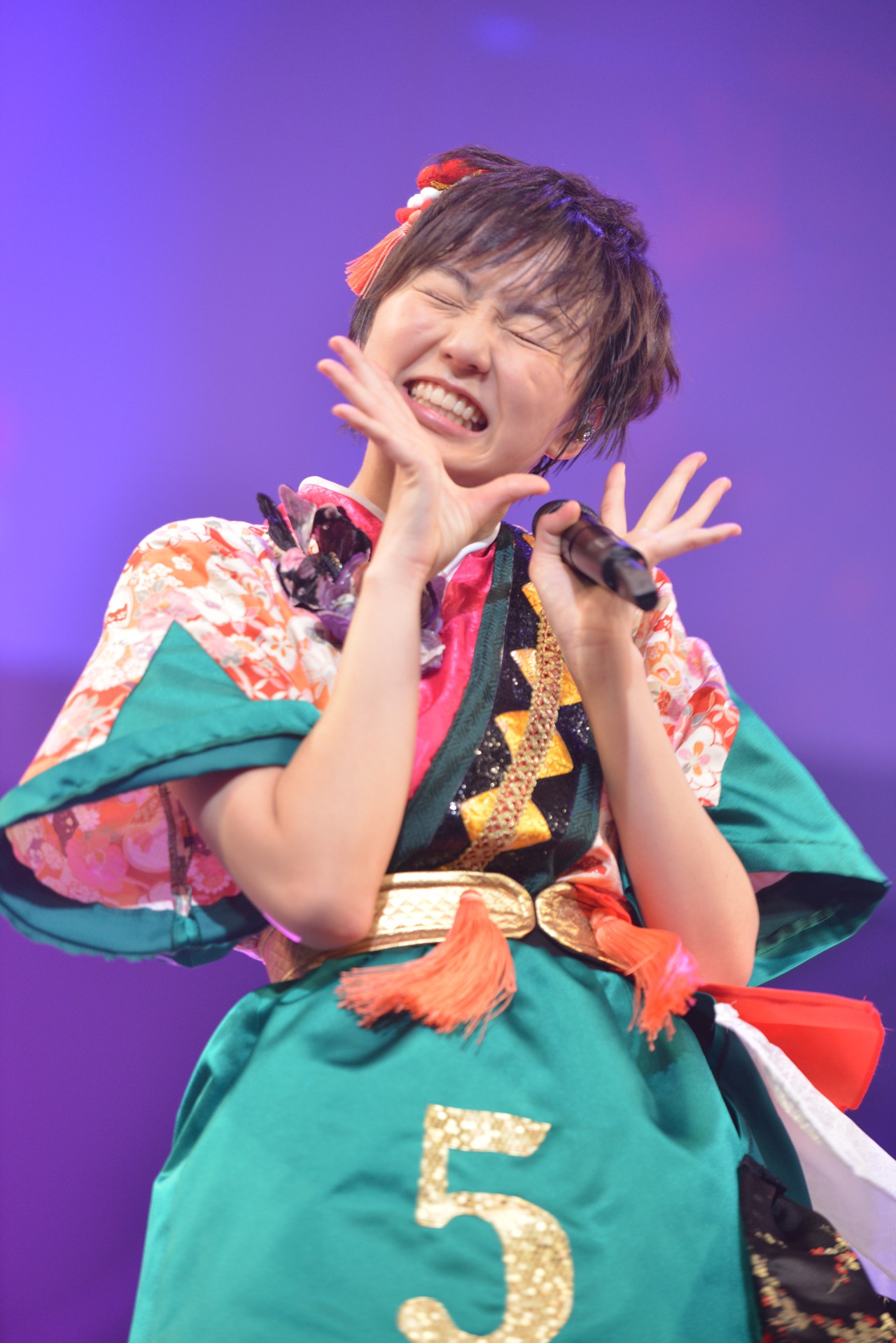安本彩花