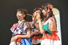 羽子板対決で敗北した“下手チーム”。左から真山りか、小林歌穂、星名美怜。