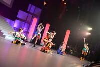 6人編成のため若干迫力に欠ける「未確認中学生X」のフォーメーション。