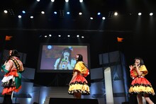 廣田あいかの挨拶を声マネで忠実に再現しようとする柏木ひなた（右）。