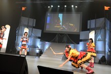 羽子板対決をするエビ中。