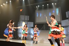 羽子板対決をするエビ中。