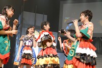 勝利チームなのに墨を塗られようとする中山莉子（中央）。