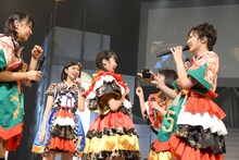 勝利チームなのに墨を塗られようとする中山莉子（中央）。