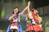 左から小林歌穂、柏木ひなた。