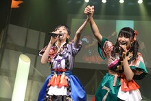 左から真山りか、星名美怜。