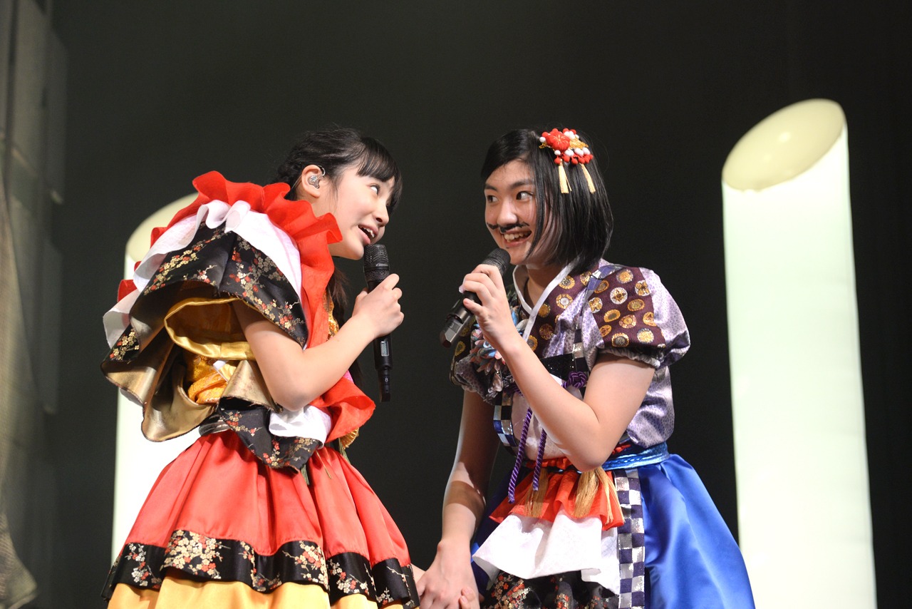 見つめ合う中山莉子（左）と小林歌穂（右）。