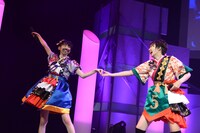 左から真山りか、安本彩花。