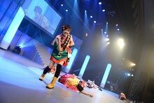 「仮契約のシンデレラ」の最後でポーズを決める安本彩花。