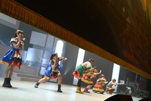 緞帳が完全に下りるまで手を降り続けるエビ中。